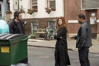 Detective Laura Diamond – Als von der Müllabfuhr eine gefrorene Leiche gefunden wird, beginnen Laura (Debra Messing, M.) und Billy (Laz Alonso, r.) mit den Ermittlungen und stoßen auf Tony (Neal Bledsoe, l.). Doch hat er wirklich etwas damit zu tun?