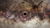 Spacetime – Im Zentrum einer Galaxie offenbart sich der unvorstellbare Schlund eines Schwarzen Lochs. Ein Ort, an dem Licht und Materie spurlos verschwinden.