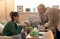 Life – Ruth (Susannah Fielding, li.) bittet ihre Schwester Belle (Victoria Hamilton, re.), ihre aggressive Tochter bei sich aufzunehmen.