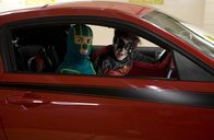 Kick-Ass – Der neue Superheld Dave Lizewski alias Kick-Ass (Aaron Taylor-Johnson, l.) bekommt nicht nur von Big Daddy und Hit-Girl ein Angebot zur Zusammenarbeit, sondern auch Chris D'Amico alias Red Mist (Christopher Mintz-Plasse, r.) erschleicht sich ungerechtfertigt Daves Vertrauen ...