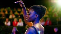 L'Opéra - Dancing in Paris – Als es während der Aufführung zu einer fatalen Panne kommt, sieht Flora (Suzy Bemba) ihre Chance. Ohne zu zögern, reißt sie die Aufmerksamkeit des Publikums an sich und überzeugt dabei nicht nur die anwesenden Zuschauer.