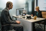 The Outlaws – Gregory Dillard (Stephen Merchant, l.); Rita (Julia Davis, r.)