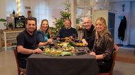 Festlich köstlich – v.l.n.r.: Ali Güngörmüş, Yvonne Willicks, Björn Freitag, Alexander Herrmann und Zora Klipp freuen sich auf das festliche Menü aus weihnachtlichen Tapas.