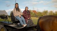 Der Froschkönig – In welche Hand müssen die Zügel? In welche die Peitsche? Kutsch-Trainerin Anne Erz (r.) bringt Clarissa das Kutsche fahren bei.