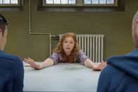 Im Knast – Nora (Marleen Lohse, M.) versucht etwas aus dem Grafen (Manuel Rubey, l.) und Erdem (Denis Moschitto, r.) herauszubekommen.