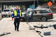 Code 3 – Sanitäter Randy (Rainn Wilson) bei einem Einsatz bei einem Autounfall am Highway.
