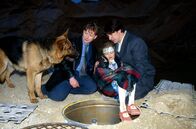 Kommissar Rex – Rex, Moser (Tobias Moretti, r.) und Böck (Heinz Weixelbraun, l.) können die kleine Isabella (Cornelia Lauter, M.) in letzter Minute retten.
