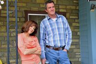 The Middle – Frankie (Patricia Heaton, l.) und Mike (Neil Flynn, r.) sind stolz auf ihre Kinder. Doch ein gemeinsamer Camping-Trip mit ihnen strapaziert ihre Nerven mehr als ihnen lieb ist ...