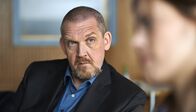 Tatort – ARD/WDR TATORT: DER FALL REINHARDT, Regie: Torsten C. Fischer, Buch: Dagmar Gabler Uhr im ERSTEN. Wer hat die drei toten Kinder auf dem Gewissen? Freddy Schenk (Dietmar Bär, l) ermittelt.
