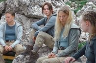 Wild Republic – Nach dem Übergriff auf Jessica (Camille Dombrowsky, 2.v.r.), soll ein Gerichtsprozess für Gerechtigkeit sorgen. Die vier Frauen sind die Richterinnen.