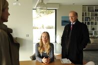SOKO Stuttgart – Die Lage ist höchst brisant - Martina Seiffert (Astrid M. Fünderich, l.) und Michael Kaiser (Karl Kranzkowski, r.) befragen Mona Schrader (Katharina Heyer, M.) zu ihrer Entführung.