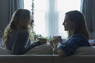 Serialized – Hannah (Vanessa Ray, l.); Darby (Tara Spencer Nairn, r.)