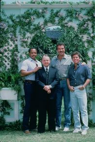 Magnum – Beim Lösen seiner Fälle helfen Thomas Magnum (Tom Selleck, 2.v.r.) immer wieder T.C. Calvin (Roger E. Mosley, l.), Strandclubbesitzer Rick Wright (Larry Manetti, r.) und der gestrenge Hausverwalter Jonathan Higgins (John Hillerman, 2.v.l.) ...
