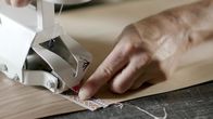 Handwerkskunst! – Mit der Furniernähmaschine setzt Martin Sammet die Echtholzteile zu einem zusammen, das ist später die Unterseite des Boards.