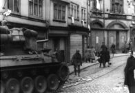 alpha-geschichte: Der Retter von Gotha - Josef Ritter von Gadolla – Weiße Fahnen in Gotha beim Einmarsch der US Army, April 1945