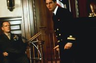 Eine Frage der Ehre – Lt. Daniel Kaffee (Tom Cruise, r.) will Colonel Nathan R. Jessup (Jack Nicholson, l.) aus der Reserve locken, indem er ihn mit seinen Fragen unter Druck setzt. Kaffee vermutet, dass Jessup eine wichtige Rolle in dem Mordfall spielt, doch der Colonel lässt sich nicht leicht aus der Ruhe bringen.