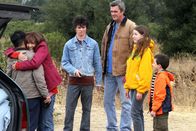 The Middle – Als die Hecks Takayuki (Matthew Moy, l.), einen Austauschstudenten aus Japan, bei sich aufnehmen, ist der nur wenig von der amerikanischen Kultur begeistert. Doch so schnell geben Frankie (Patricia Heaton, 2.v.l.), Axl (Charlie McDermott, 3.v.l.), Mike (Neil Flynn, 3.v.r.), Sue (Eden Sher, 2.v.r.) und Brick (Atticus Shaffer, r.) nicht auf ...