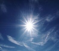 Die Wahrheit über ... – Blick in den blauen Himmel mit der Sonne.