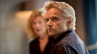 Kommissar van der Valk – Van der Valk (Marc Warren, re.) sucht Bibi Franken (Anastasia Hille, hinten) auf.
