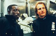 Money Train – John (Wesley Snipes, l.) und Charlie (Woody Harrelson, r.) sind Adoptivbrüder. John versucht, Charlie davon abzuhalten, einen Geld-Zug in der U-Bahn zu überfallen.