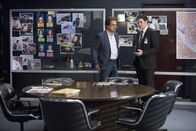 Criminal Minds – Ein Heckenschütze tötet in einem Einkaufszentrum in Dallas, Texas, sechs Menschen. Hotch (Thomas Gibson, r.) und Rossi (Joe Mantegna, l.) beginnen sofort mit den Ermittlungen ...