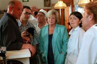 Kaisermühlen Blues – (v.li.) Wolfgang Böck (Trautmann), Alexander Lutz (Robert Henker), Gerhard Swoboda (Hassan), Marianne Mendt (Gitti Schimek), Katharina Manker (Katharina).