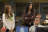 Brooklyn Nine-Nine – (v.l.n.r.) Gina Linetti (Chelsea Peretti); Rosa Diaz (Stephanie Beatriz); Charles Boyle (Joe Lo Truglio)