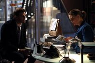 Bones - Die Knochenjägerin – Booth (David Boreanaz) und Brennan (Emily Deschanel) verfolgen eine heiße Spur. Kann ihnen das Buch eines Tatverdächtigen die gesuchten Antworten liefern? Die Verwendung des sendungsbezogenen Materials ist nur mit dem Hinweis und Verlinkung auf TVNOW gestattet.