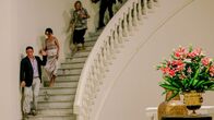 Hotel Mumbai – Vasili (Jason Isaacs) bringt sich und weitere Hotelgäste in Sicherheit.