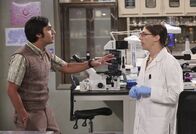 The Big Bang Theory – Während Penny eine Rolle absagt, bittet Raj (Kunal Nayyar, l.) Amy (Mayim Bialik, r.), in seinem Namen einen Brief an eine Frau zu schreiben ...