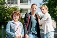 Bettys Diagnose – Tamás wartet vor dem Krankenhaus auf Betty (Bettina Lamprecht, m.). Lizzy (Theresa Underberg, r.) und Talula (Carolin Walter, l.) sorgen dafür, dass Betty von ihm ungesehen zu ihrem Arbeitsplatz kommt.