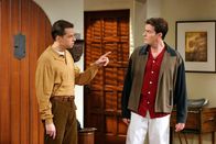 Two and a Half Men – Die Brüder Charlie (Charlie Sheen, r.) und Alan (Jon Cryer, l.) stehen sich plötzlich als erbitterte Rivalitäten gegenüber ...