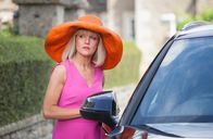 Agatha Raisin – Die Ermittlerin Agatha Raisin (Ashley Jensen) kommt in ihrer neuen Heimat, dem Dorf Carsely, an.