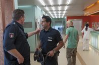 Notruf Hafenkante – Hans (Bruno F. Apitz, l.), der mit Tarik (Serhat Cokgezen, M.) im Elbkrankenhaus ermittelt, erkennt dort den Handtaschenräuber (Julius Nitschkoff, r.) wieder.