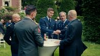 High-Flyers – General Roderick Walema (Gijs Scholten van Aschat, 2.v.r.) hat Rutger de Man (Josha Stradowski, M.) direkt ins Herz geschlossen und stellt ihn seinen Militär-Kollegen vor. Die große Party auf Rodericks Anwesen scheint dafür perfekt zu sein.