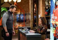 The Great Indoors – Jack Gordon (Joel McHale, l.); Esther (Deborah Baker jr., r.)