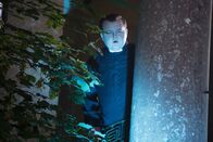 Father Brown – Clarence Risley (James Dryden) spioniert aus der Ferne.