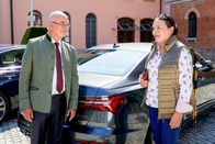 Die Rosenheim-Cops – Dass Frau Grasegger (Ursula Maria Burkhart, r.) sich auf ihre Wanderung mit den Gebirgsschützen freut, bleibt auch Polizeidirektor Achtziger (Alexander Duda, l.) nicht verborgen.
