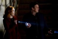 Castle – Castle (Natahn Fillion, r.) und Alexis (Molly C. Quinn, l.) tauchen in die Welt des professionellen A cappella ein, als bei Marthas letzter Aufführung eine Leiche gefunden wird ...