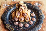 Jamie kocht Italien – Mit Schokolade und Ricotta gefüllte Cannoli.