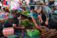 Gordon Ramsay: Kulinarische Abenteuer – Laos - Chef, Joy Ngeuamboupha (center), guides Gordon Ramsay (R) through a daily market in Laos to purchase ingredients for their cook-off.