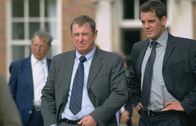 Inspector Barnaby – Barnaby (John Nettles, l.) und Scott (John Hopkins, r.) beobachten die Preisverleihung.