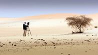 Universum: Extrem! – Kameramann Udo Maurer in der Sahara nahe N´Guigmi, Niger. Temperatur plus 51 Grad Celsius.