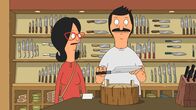Bob's Burgers – Linda (l.) ist geschockt, als sie erkennt, dass Bob (r.) von seinem neu gekauften Messer wie besessen ist ...