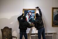 Es geschah am... – Wissen genau, welche Bilde sie rauben wollen: Die Räuber nehmen sich das Bild «Der Knabe mit der roten Weste» von Paul Cezanne.