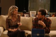 Two and a Half Men – Nachdem Alan (Jon Cryer, r.) Charlie gute Ratschläge erteilt hat, ahnt er nicht, dass er nun selbst auf der Liste von Gloria (Christine Dunford, l.) landet ...