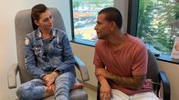 Die Fußchirurgen – Victoria Becude and her fiancé in the exam room.