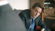 Parlament – Torsten (Lucas Englander) spricht im Traum mit Jean Monnet.