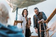 Der Sternwanderer – Auf seiner wundersamen Reise trifft Tristan Thorn (Charlie Cox, li.) auf eine Truppe Piraten der besonderen Art. Ihr Anführer heißt Captain Shakespeare (Robert De Niro, re.) und kann den jungen Abenteurer gut leiden.