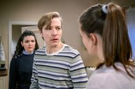 Sturm der Liebe – Gerry (Johannes Huth, M.) muss sich entscheiden: Glaubt er Shirin (Merve Çakır, l.) oder Merle (Michaela Weingartner, r.)?